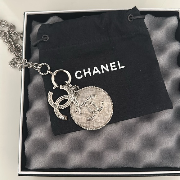 CHANEL - Picture 4 of 6